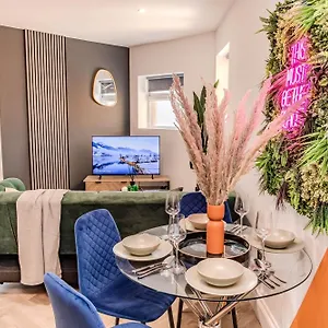 Apartment Super 2 Bedroom Flat I Next To Shopping Center &