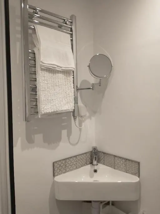 Cosy Garden Studio Room Minimum Two Night Booking Brighton Apartment