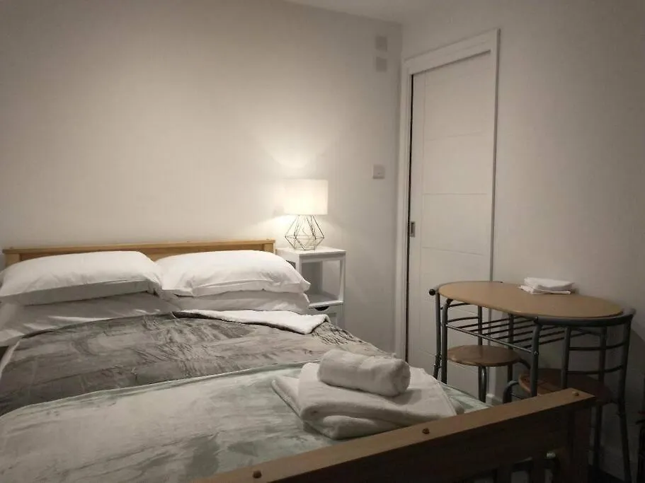 Cosy Garden Studio Room Minimum Two Night Booking Brighton 0*,  United Kingdom